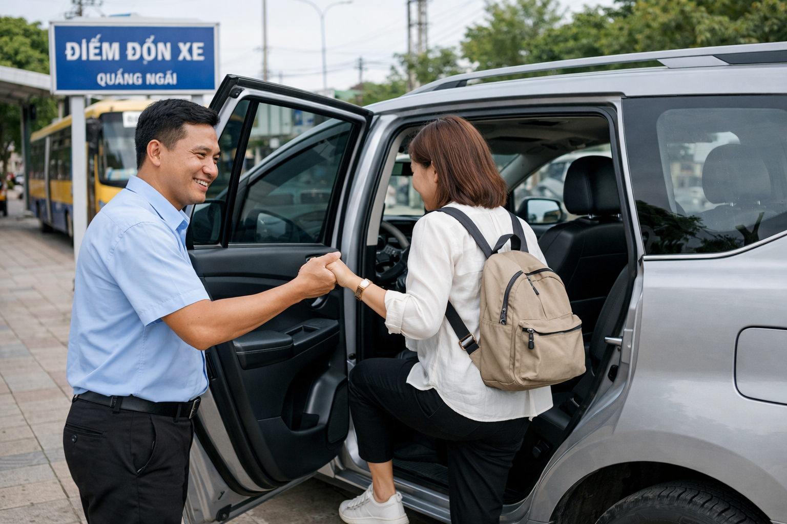 Tài xế hỗ trợ đón khách đi Mũi Ba Làng An